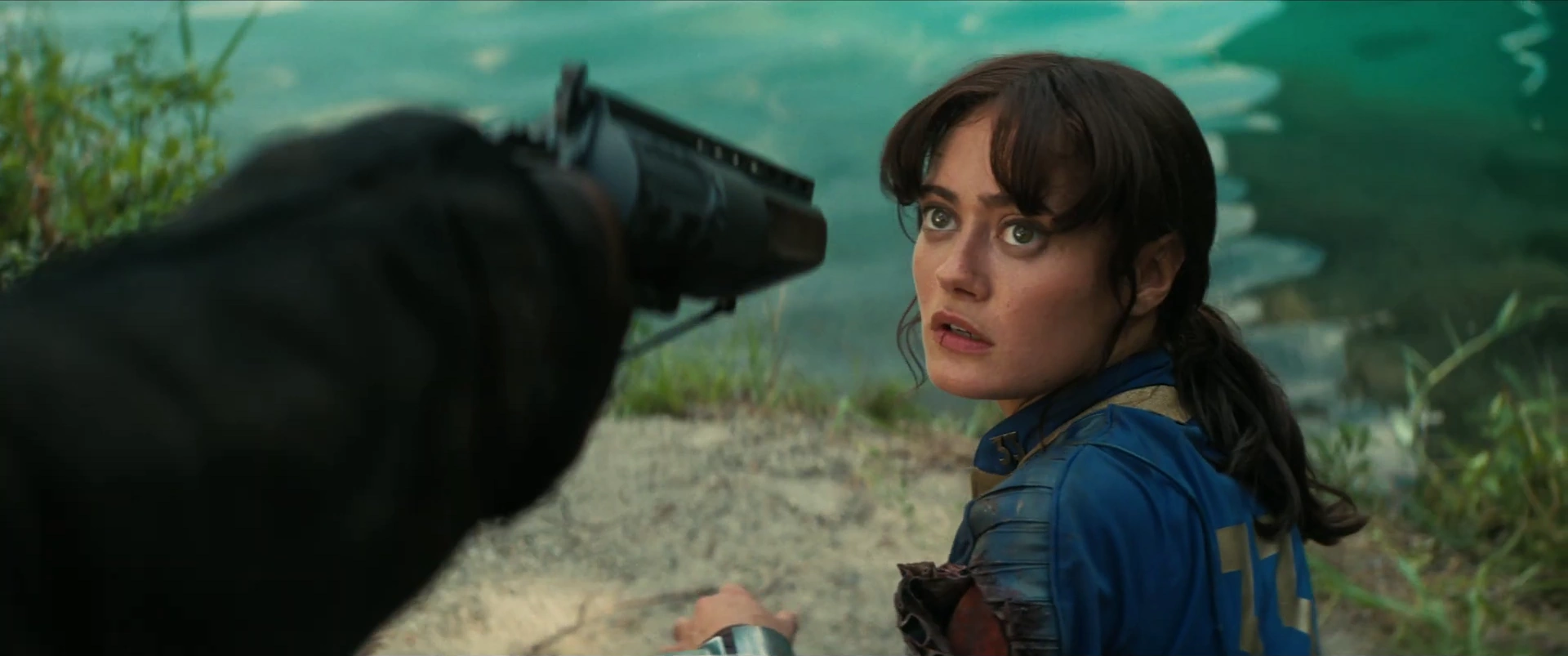 グールに銃を向けられるルーシー