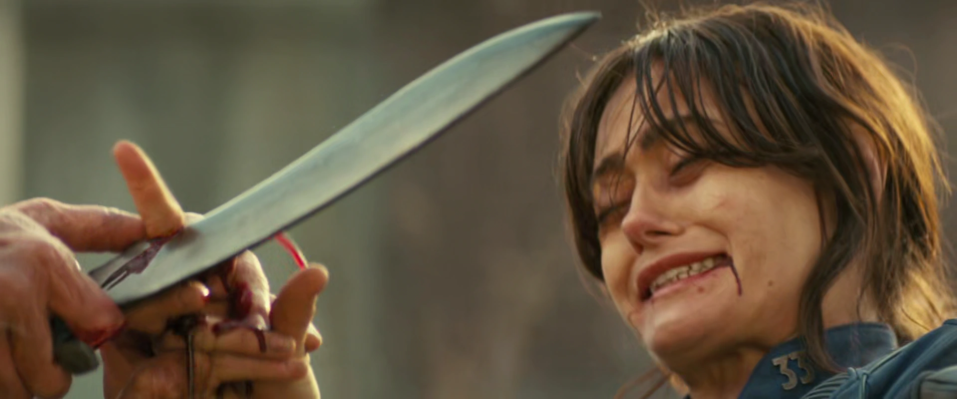 指を切断されるルーシー