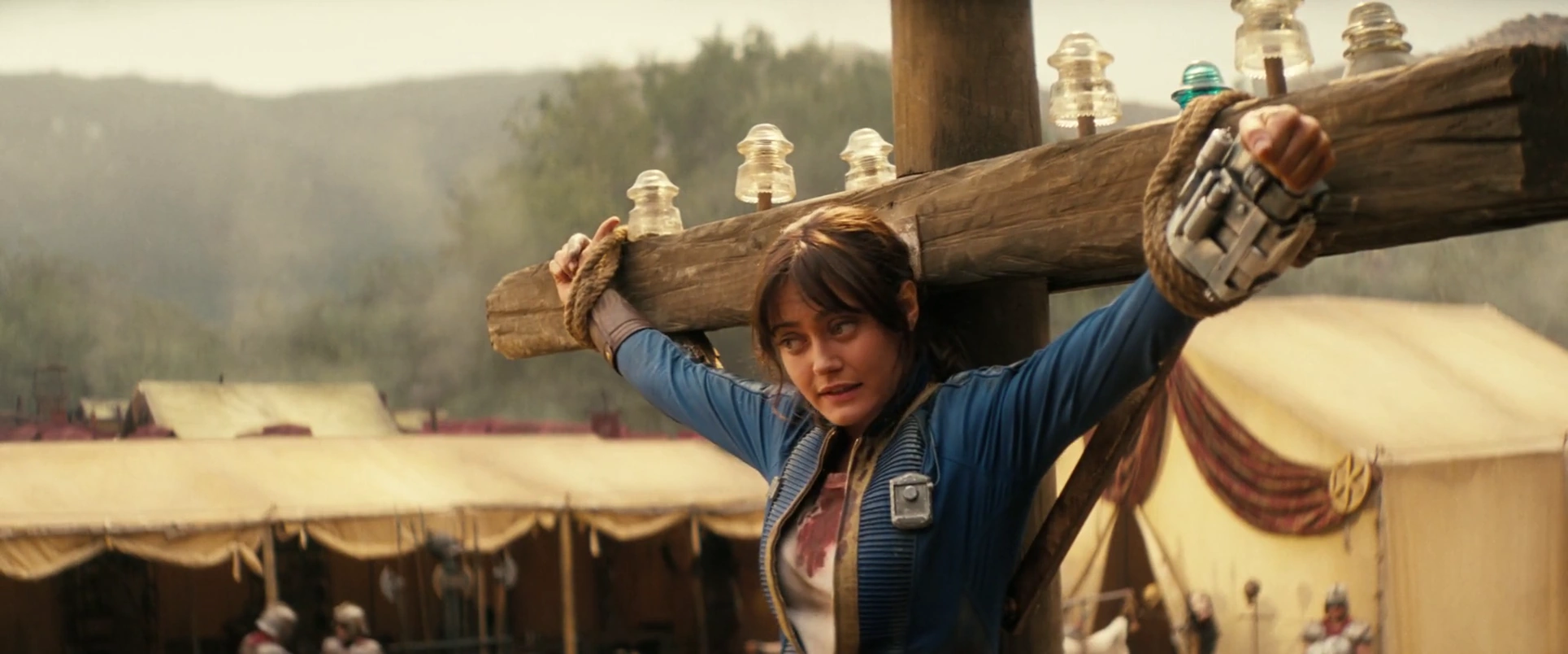 リージョンに磔にされるルーシー