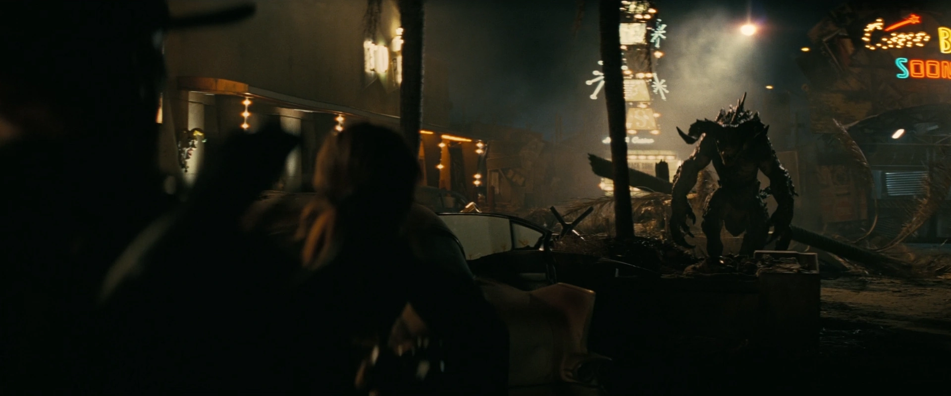 デスクローに立ち向かうルーシーとグール