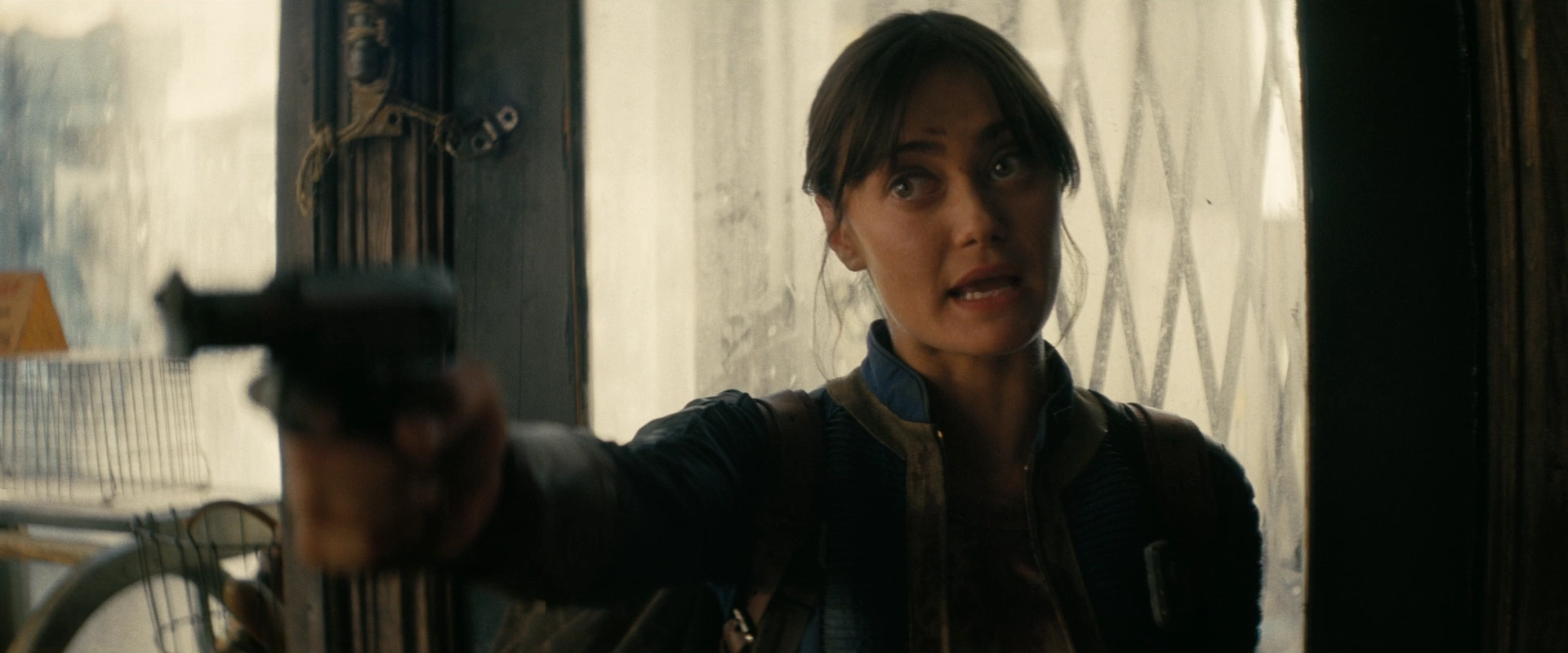 偽の店主を射殺してしまうルーシー