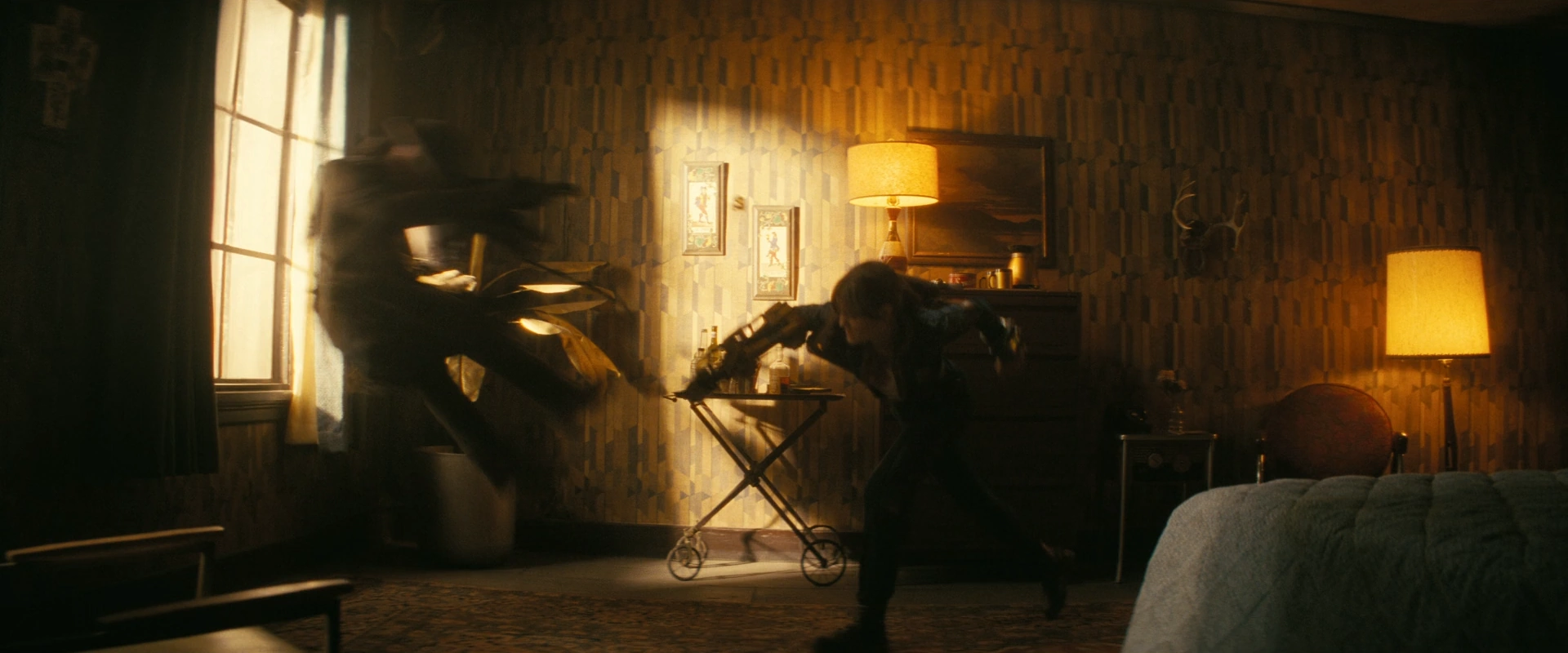 パワーフィストでグールを窓から吹き飛ばすルーシー