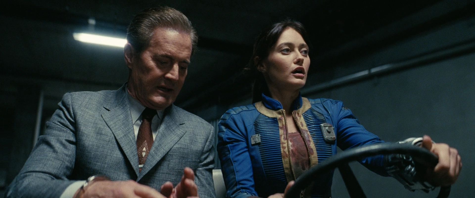 ゴルフカートを運転するルーシー