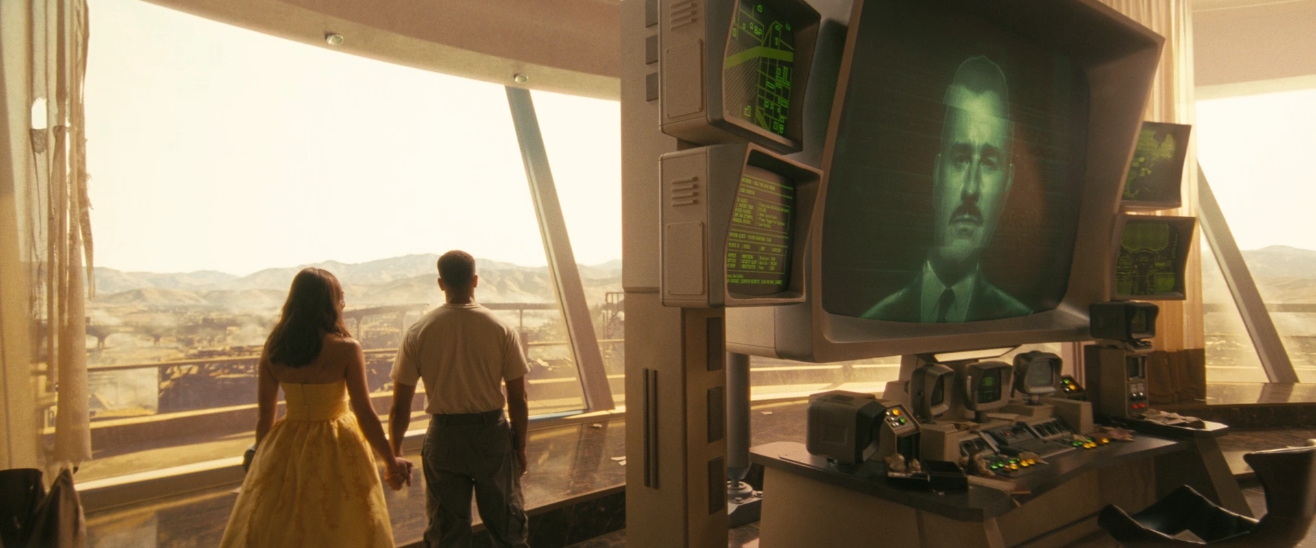 手を繋ぐルーシーとマキシマス